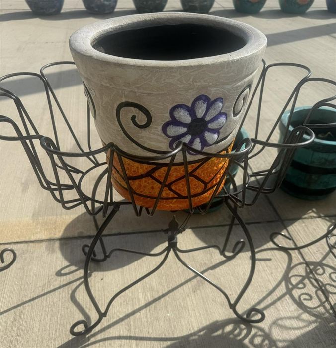 Hand-painted pot with a daisy motif
