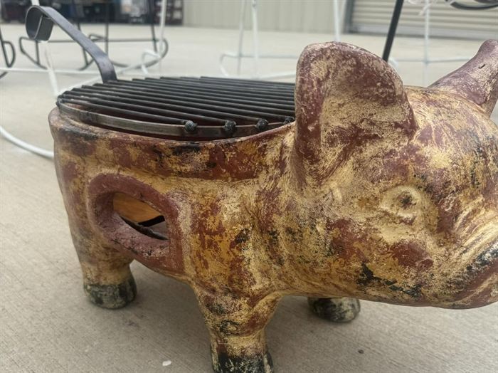 Standing fired clay pig-form smoker